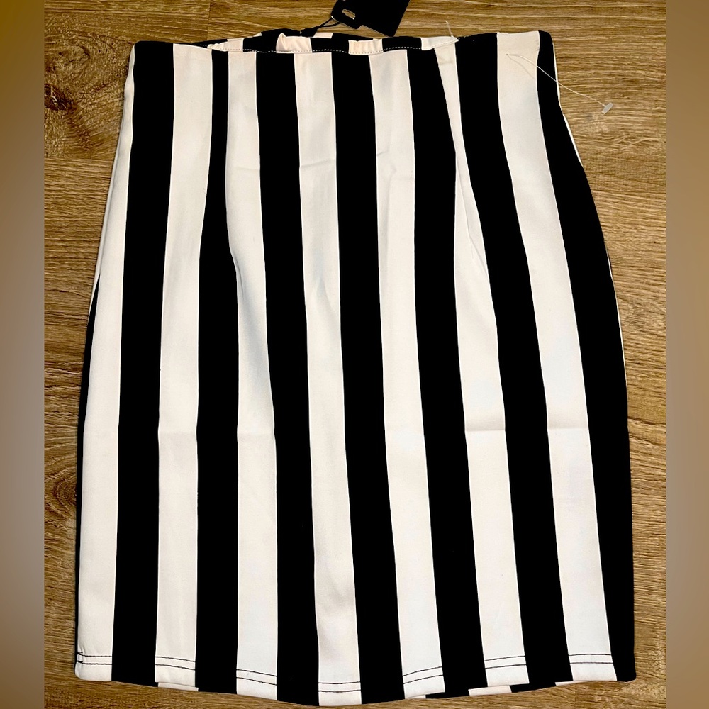 Black &White Vertical Striped Bodycon Junior Skirt-NWT